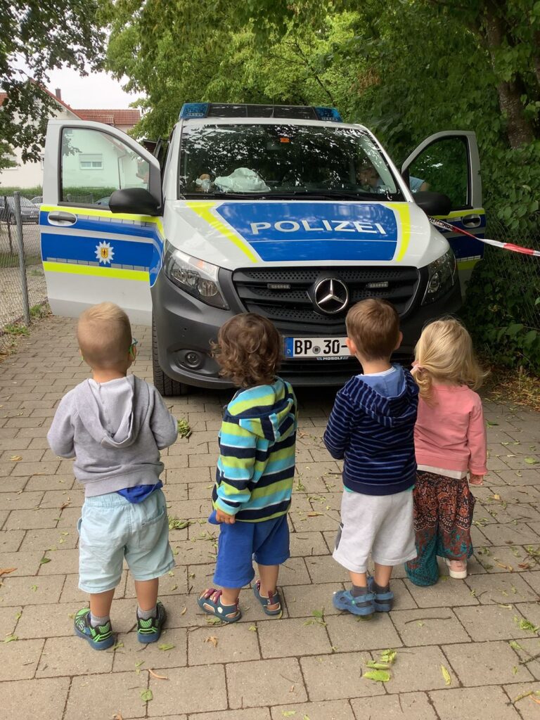 Haus für Kinder Wartenberg, Kinder bestaunen ein Polizeiauto