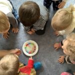 Kinder der Pusteblumengruppe lernen durch verschiedene Spiele und Experimente die Grundfarben kennen