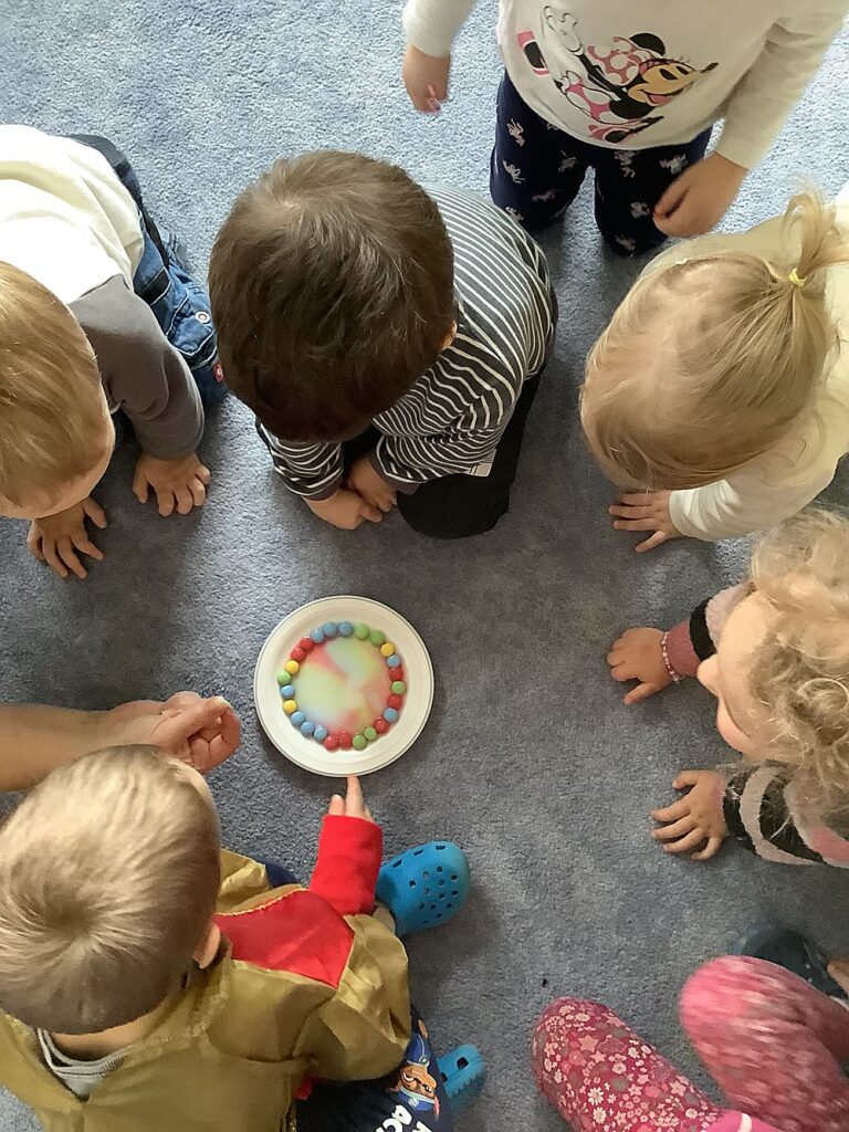Kinder der Pusteblumengruppe lernen durch verschiedene Spiele und Experimente die Grundfarben kennen