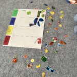 Kinder der Pusteblumengruppe lernen durch verschiedene Spiele und Experimente die Grundfarben kennen