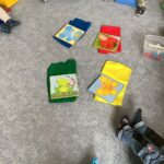 Kinder der Pusteblumengruppe lernen durch verschiedene Spiele und Experimente die Grundfarben kennen