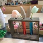 Kinder der Pusteblumengruppe lernen durch verschiedene Spiele und Experimente die Grundfarben kennen